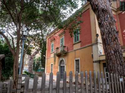 Ma eccoci intanto davanti alla facciata di Villa Rossana, racchiusa da due pini mediterranei secolari